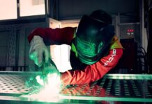 Czemu elektrodą się klei?