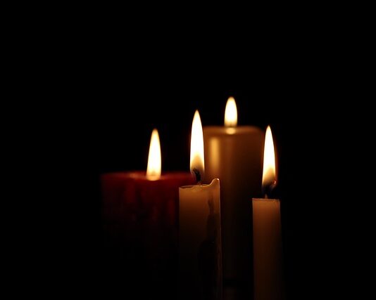 Jak długo świeci Znicz solarny?