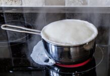 Dlaczego z dyszy do spieniania mleka leci wodą?