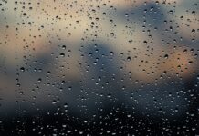 Dlaczego szyba w kominku szybko się brudzi?