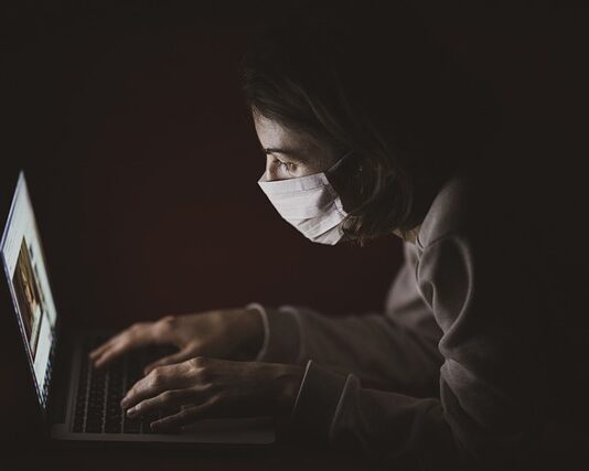 Jaka odległość kabiny prysznicowej od sufitu?