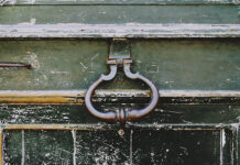 Dlaczego warto wybierać drzwi sosnowe zamiast drzwi z płyty? Porównanie trwałości i estetyki Dlaczego warto wybierać drzwi sosnowe zamiast drzwi z płyty