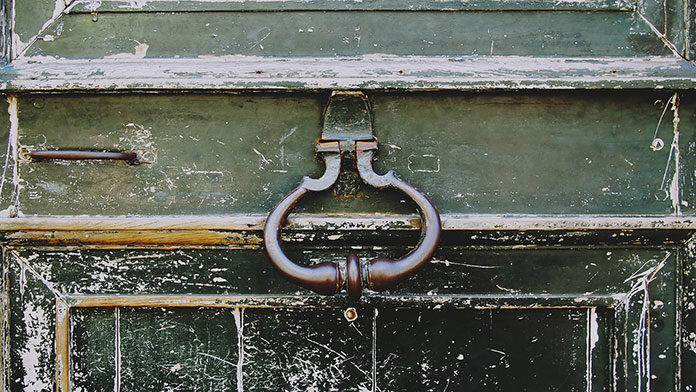 Dlaczego warto wybierać drzwi sosnowe zamiast drzwi z płyty