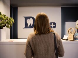 Pierwsze wrażenie w biurze – Czym kierować się przy wyborze lady recepcyjnej do nowoczesnego wnętrza Recepcja